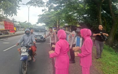 Kapolsek Purwosari Bersama Bhayangkari Bagikan Takjil, Wujud Kepedulian di Bulan Ramadhan