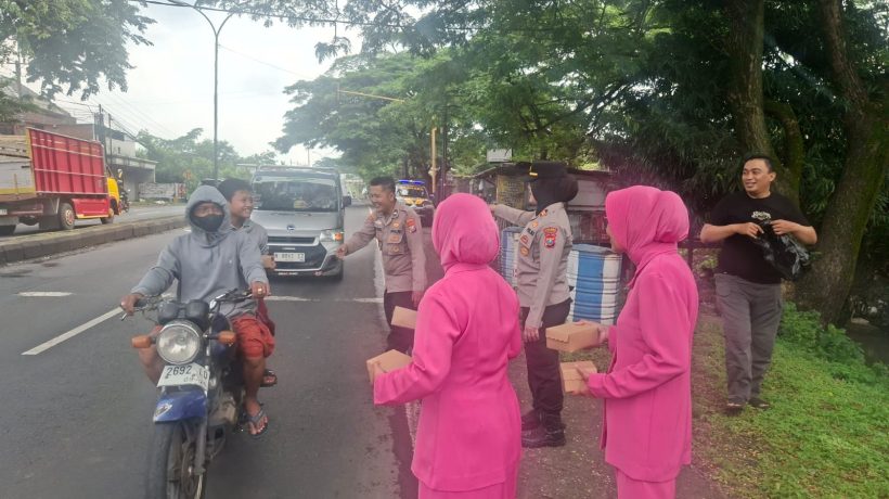 Kapolsek Purwosari Bersama Bhayangkari Bagikan Takjil, Wujud Kepedulian di Bulan Ramadhan