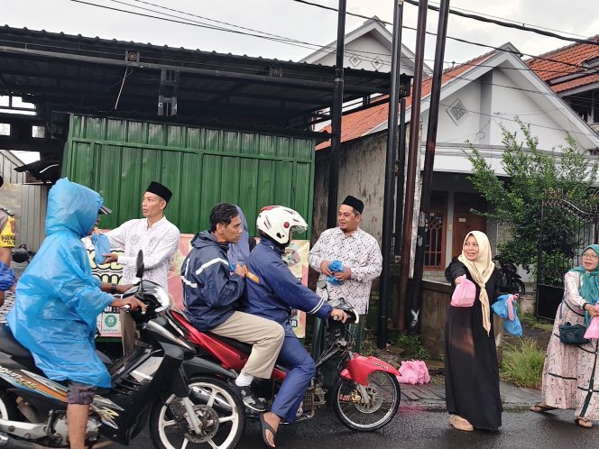 
					Pemdes Randupitu saat membagikan ratusan takjil ke setiap pengendara yang lewat