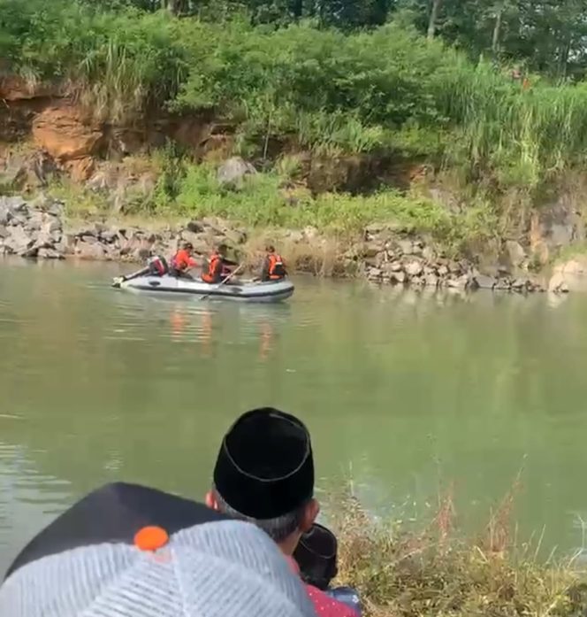 
					BPBD Kabupaten Pasuruan saat menyisir area terakhir kali korban diduga tenggelam