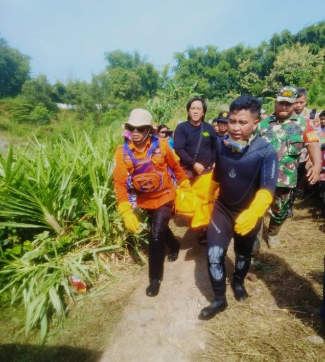 
					Petugas saat mengevakuasi jasad korban