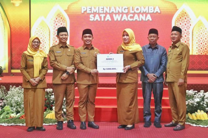 
					Walikota saat menandatangani berita acara musrembang