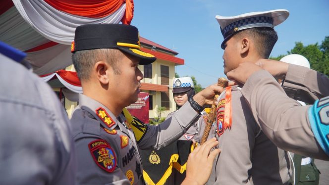 
					Kapolres Pasuruan saat menyematkan pita tanda dimulainya Ops Ketupat Semeru 2026