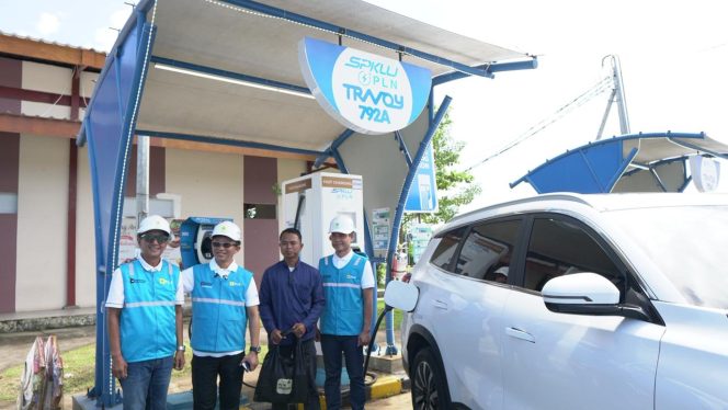 
					Direktur Retail dan Niaga PLN meninjau SPKLU di Rest Area Wilayah PLN UP3 Pasuruan