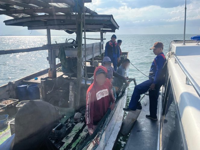 
					Petugas saat mengamankan nelayan yang menggunakan jaring trawl