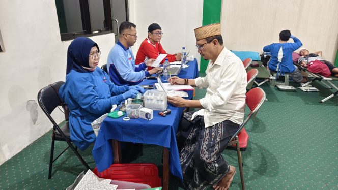 
					Sudiono Fauzan, anggota DPRD Kabupaten Pasuruan saat mengikuti kegiatan donor darah di PCNU Bangil