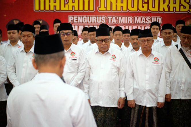 
					Puluhan pengurus ta'mir Masjid Muhammad Cheng Hoo Pandaan saat dikukuhkan