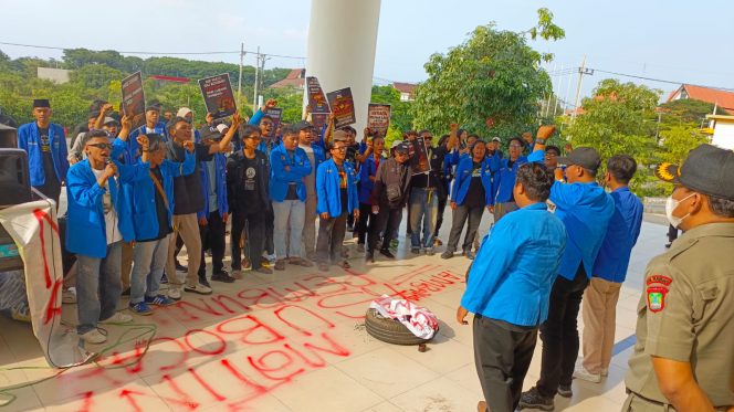 
					Demo yang berlangsung di Kantor Bupati Pasuruan