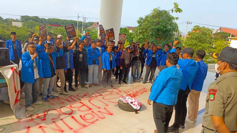 Nyaris Ricuh, Mahasiswa Demo Adanya Bekas Tambang Yang Sudah Menelan Korban