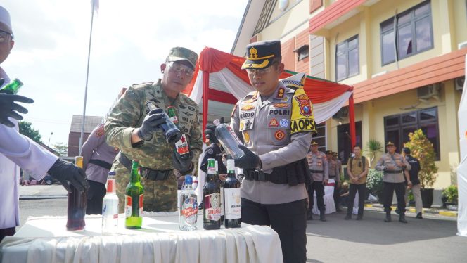 
					Kapolres Pasuruan saat menunjukkan hasil ungkap kasus dalam ops pekat semeru 2026