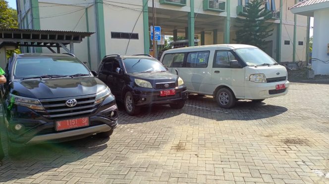 
					Mobil dinas yang terparkir di area perkantoran raci, Pemkab Pasuruan
