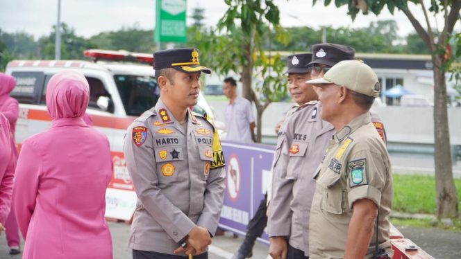 
					Kapolres Pasuruan saat cek pos mudik lebaran
