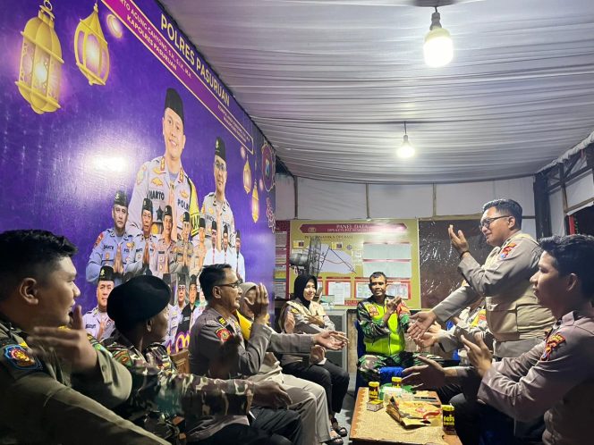 
					Bag SDM saat memberikan pendampingan psikologis bagi personel yang menjalankan tugas di pos pam