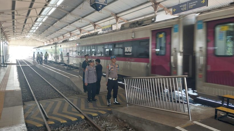 Arus Pemudik Di Stasiun Bangil Terpantau Lengang, Anggota Polres Pasuruan Tetap Siaga