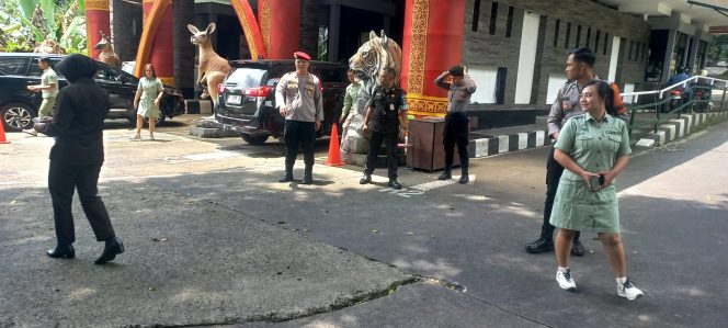 
					Suasana di area Taman Safari Indonesia II Prigen nampak lancar dan aman