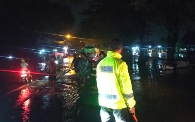 Hujan Beberapa Jam, Banjir Rendam Jalan Raya Beji Hingga Arus Lalu Lintas Dialihkan