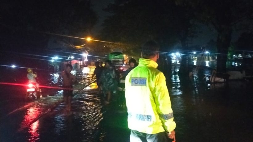 Hujan Beberapa Jam, Banjir Rendam Jalan Raya Beji Hingga Arus Lalu Lintas Dialihkan