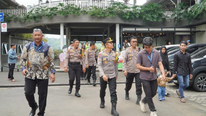 
					Kapolres Pasuruan saat survey wisata Cimory Prigen