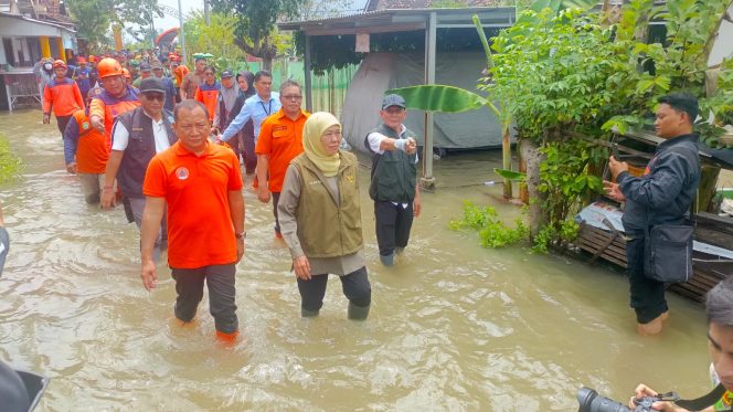 
					Gubernur Jawa Timur, Khofifah Indar Parawansah saat melakukan kunjungan ke Kecamatan Rejoso, Kabupaten Pasuruan