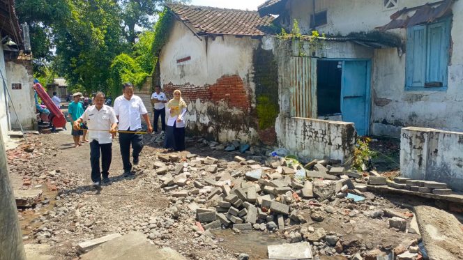 
					Petugas dari Perkim saat melihat kondisi jalan yang rusak akibat banjir