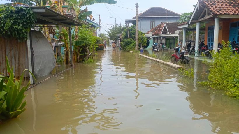 Banjir Tak Kunjung Surut, Warga Mengungsi di Tenda BPBD