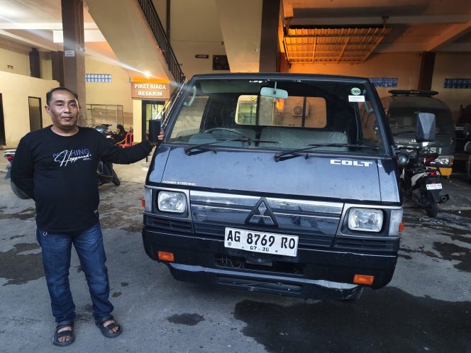 
					Petugas saat membawa barang bukti hasil kejahatan (mobil L300)