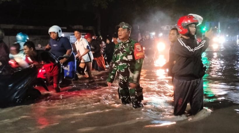 Jalan Raya Bangil Terendam, Lalin Terganggu Akibat Kendaraan Mogok