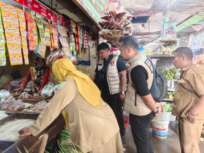 
					Satgas pangan Polres Pasuruan didampingi Kepala Pasar Bangil saat cek harga sembako