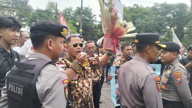 
					Ayik Suhaya saat berorasi didepan kantor Wali Kota Pasuruan