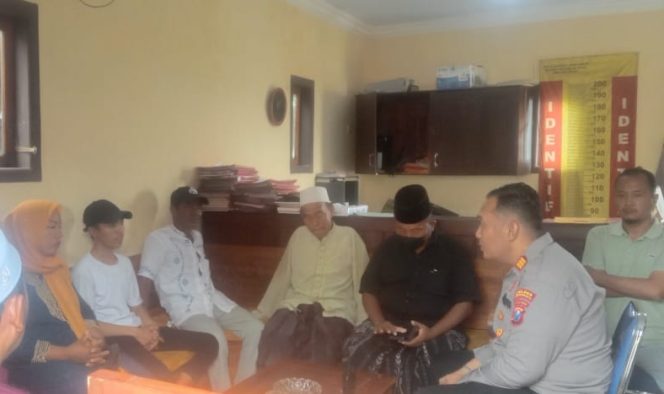 
					Kapolsek Lekok saat melalukan mediasi adanya dugaan isu santet