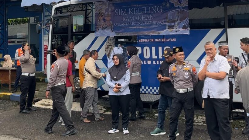 Ngabuburit. Satlantas Polres Pasuruan Gelar SIM Keliling dan Berbagi Takjil di Terminal Pandaan