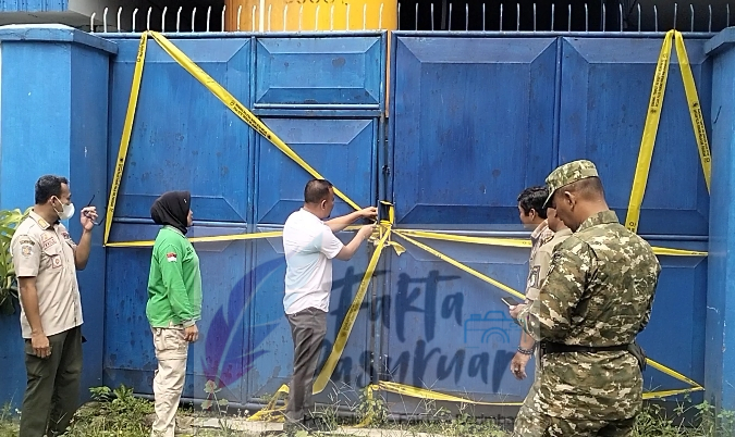 Tabrak Perbup, Satpol PP Kabupaten Pasuruan Buka Segel Perusahaan Diduga Tak Berijin