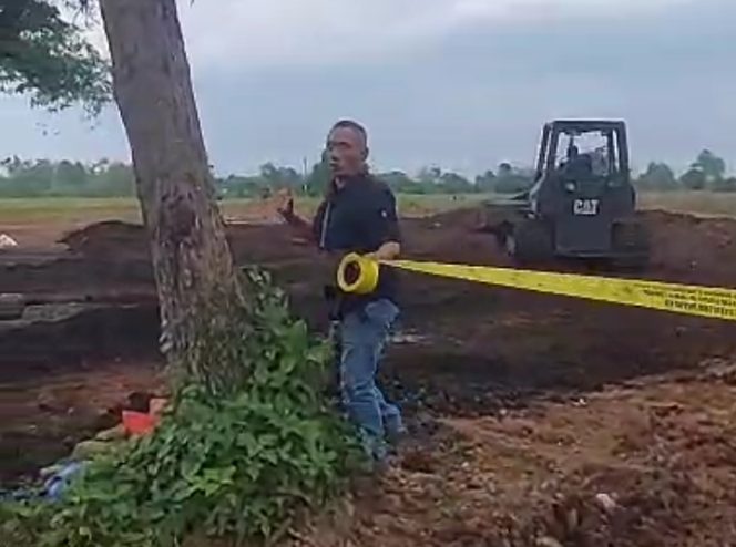 
					Suyono, selaku Kabid PPUD Satpol PP Kabupaten Pasuruan saat memasang police line disekitar lokasi proyek yang dianggap ilegal