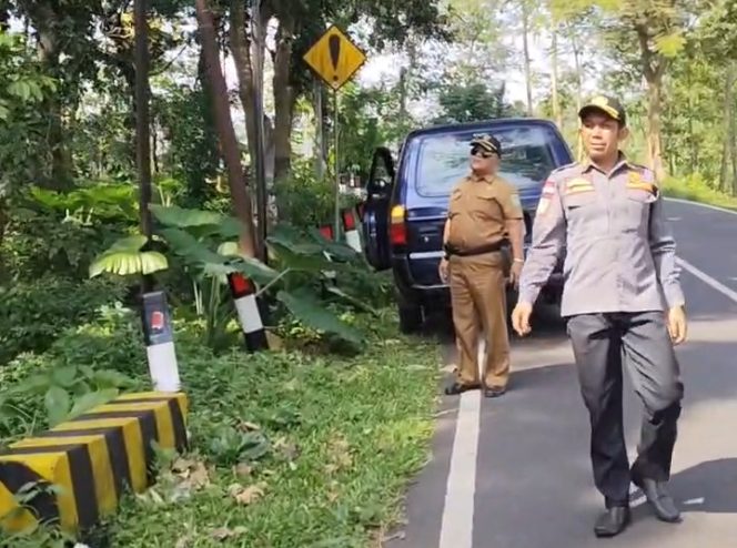 
					Petugas saat cek langsung ke lokasi kejadian pengendara motor terjerat kabel wifi