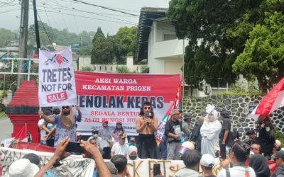 TRETES NOT FOR SALE. Ribuan Warga Tolak Pembangunan Di Hutan Tretes