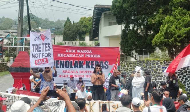 
					Ribuan warga menolak keras adanya rencana alih fungsi hutan tretes