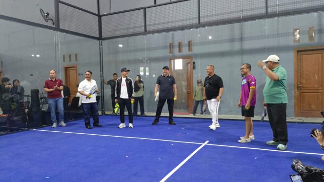 
					Bupati Pasuruan saat mencoba lapangan di Rizqi Sport Center