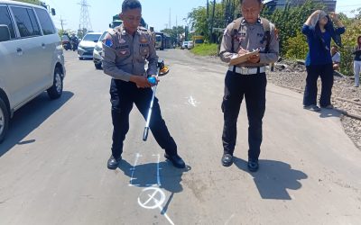 Terpleset Saat Melintas Rel Latek, Seorang Penumpang Sepeda Motor Meninggal Tertabrak Truk