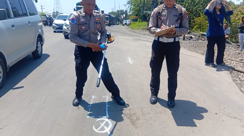 Terpleset Saat Melintas Rel Latek, Seorang Penumpang Sepeda Motor Meninggal Tertabrak Truk