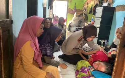 Anggota Polres Pasuruan Takziah dan Berikan Santunan Korban Laka di Perlintasan Kereta Api