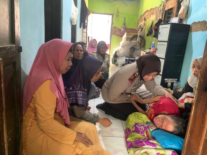 
					Anggota dari Polres Pasuruan saat bertakziah dirumah duka korban kecelakaan kereta api 