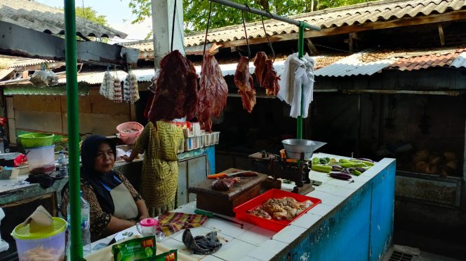 
					Penjual daging saat menggelar dagangannya di Pasar Bangil