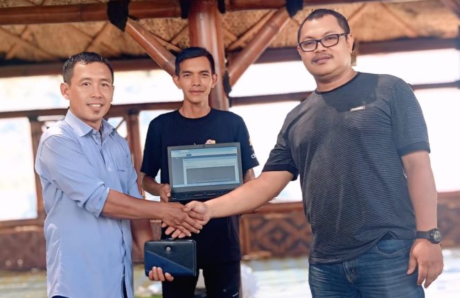 
					Serah terima administrasi Persekabpas di Kampung Mangga Rombo Kulon