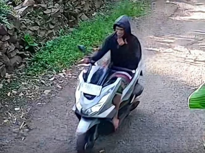 
					Pelaku yang terekam cctv warga saat membawa kabur motor hasil rampasannya