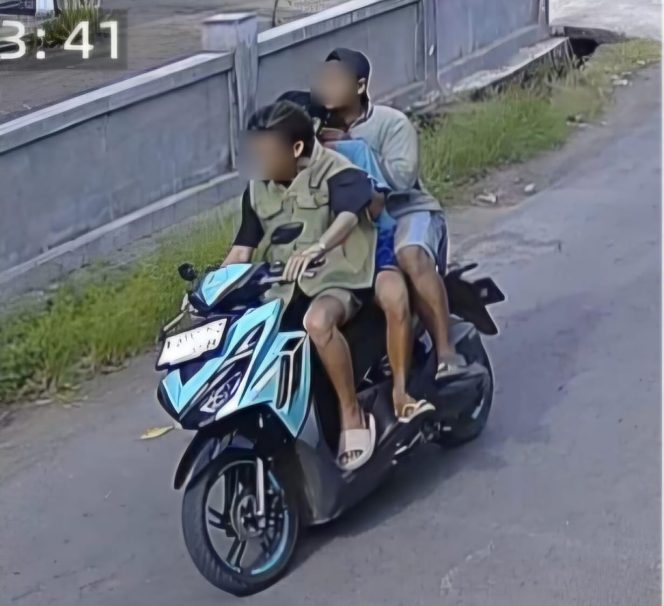 
					Ketiga pelaku saat berboncengan usai melakukan aksi jambret