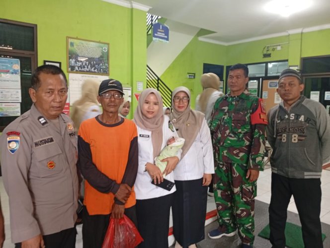 
					Bayi malang saat dibawa ke Puskesmas Bangil, Kabupaten Pasuruan