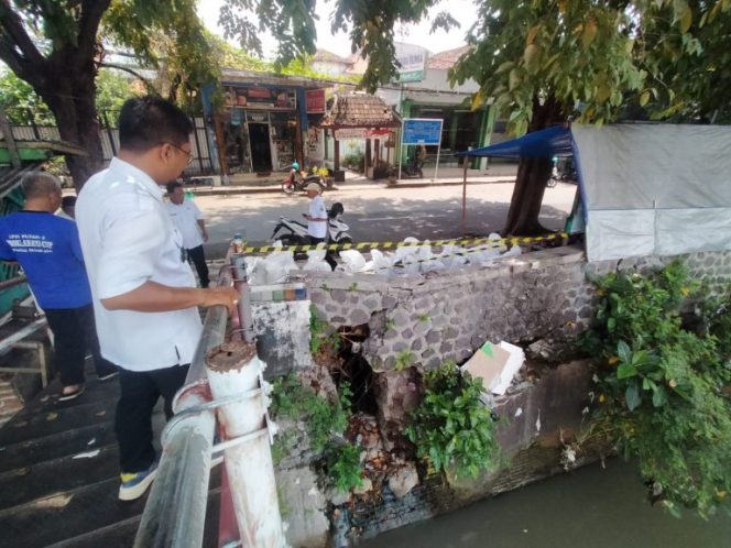 
					Wakil Walikota Pasuruan saat cek plengsengan yang ambrol