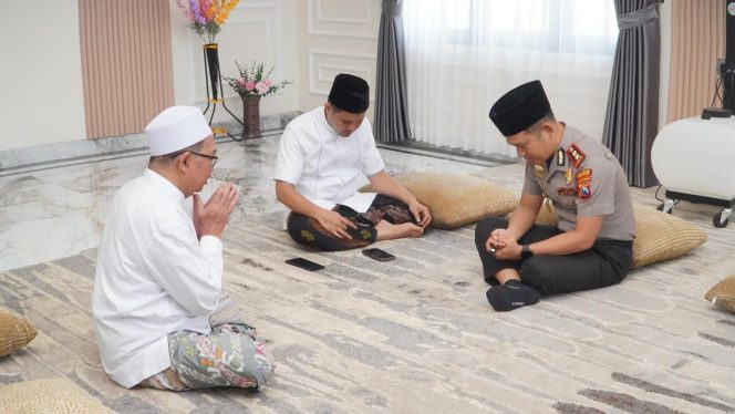 
					Kapolres Pasuruan saat bersilaturahmi ke Ponpes Alhidayah Asshomadiyah