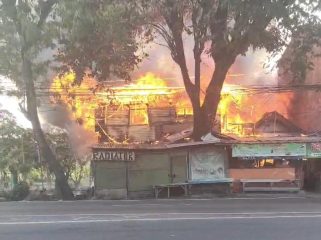 Kobaran api yang membakar warung kopi dan rumah warga