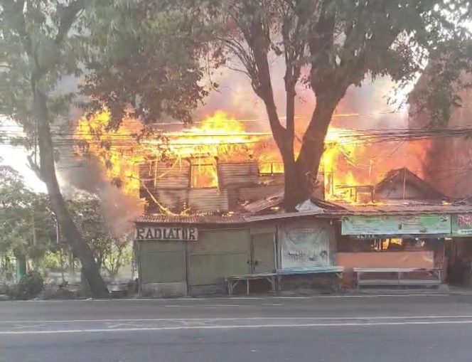 
					Kobaran api yang membakar warung kopi dan rumah warga